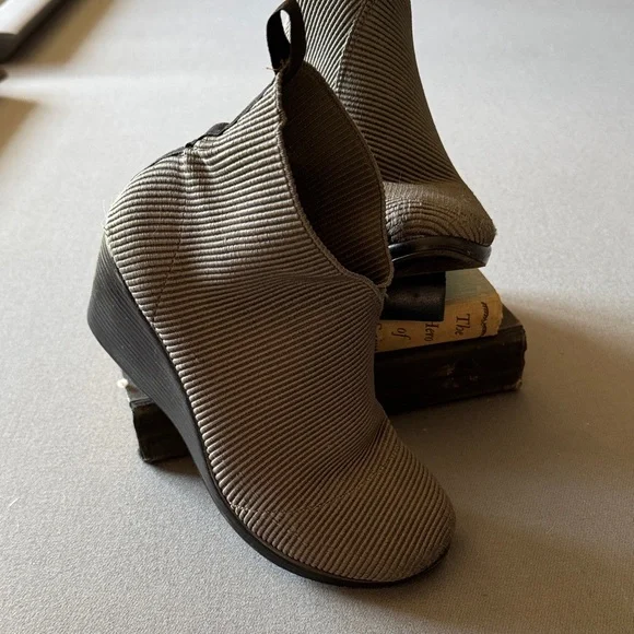 CHARLESTON SHOE CO. Textured Gray Ankle Booties - Picture 2 of 5